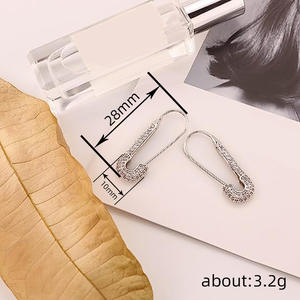 Orecchini a Cerchio E3661 in Oro Bianco con Cristalli e Strass, Lussuosi Accessori da Donna per Uso Quotidiano - Product Image 5