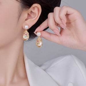 Pendientes de Perlas de Estilo Barroco Inspirados en el Jardín de Monet, Estilo de la Corte Francesa de Lujo con Flor de Rosa Esmaltada - Product Image 1