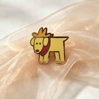 Épinglette en émail dur plaqué or de haute qualité, motif chiot jaune mignon de dessin animé avec couronne et écharpe marron