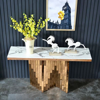Table console élégante en métal contemporain avec plateau en marbre et finition dorée pour salon et appartement