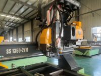 Máquina CNC para grabar ranuras de cerraduras y bisagras en puertas de madera