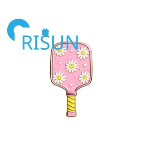 En gros, Broche émaillée de pickleball côtier avec logo personnalisé, mignonne, en métal émaillé, motif raquette de pickleball, épinglette de revers et badge pour sac à dos - Product Image 3