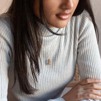 Collier pour femmes en acier inoxydable personnalisé ras de cou avec chaîne en forme de vague d'eau, botte de cowboy en laiton, plaqué or 18 ct
