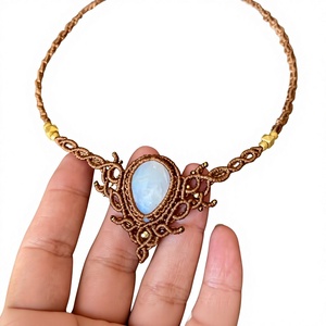 Collar con Colgante de Piedra Lunar Marrón Hecho a Mano, Estilo Boho, con Cuentas Doradas, Ajustable, para Mujer, HARI OM CREATIONS, Certificado IGI - Product Image 1