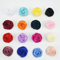 Fleur de bourgeon de rose tridimensionnelle en satin de haute qualité de 4.5cm faite à la main pour les décorations transfrontalières de remise des diplômes de chaussures de vêtements