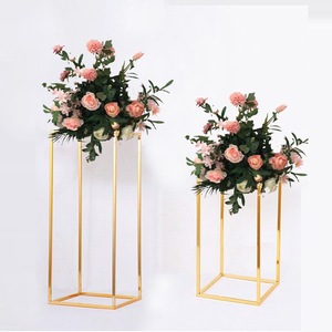 Soporte de Hierro para Plantas de Alta Calidad, Elegante Exhibidor de Metal para Flores, Decoración Interior para Tiendas y Boutiques - Product Image 5