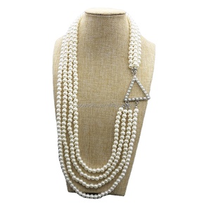 Collar con colgante de triángulo de perla blanca de tres capas hecho a mano, regalo de joyería de hermandad de Hermanas griegas - Product Image 1