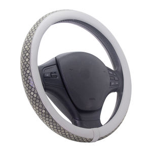 Housse de volant élégante à motif écailles de poisson entièrement ornée de strass, ajustement universel, douce et confortable, décoration de voiture - Product Image 1