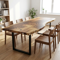 Table de salle à manger en bois massif de style moderne avec plateau en bois massif à bords naturels
