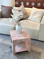 Table d'appoint carrée moderne en marbre rose, design arqué évidé, table d'appoint en pierre, mobilier de décoration intérieure