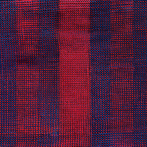 Tela de poliéster jacquard con microcintas a cuadros en rojo y azul marino para accesorios de moda de lujo como corbatas. - Product Image 2