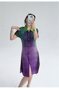 Abito <span class=keywords><strong>plissettato</strong></span> stile Miyake, Nuova Collezione Primavera 2026, Casual, con motivo a blocchi di colore sfumati arcobaleno e motivo verticale, per il tempo libero da donna - Product Image 2
