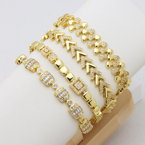Bracciale <span class=keywords><strong>a</strong></span> catena con ciondoli <span class=keywords><strong>a</strong></span> forma di cuore <span class=keywords><strong>a</strong></span> <span class=keywords><strong>V</strong></span>, cuore, luna, stella, strass <span class=keywords><strong>e</strong></span> smalto, in oro 18K, di lusso, di alta gamma, che mantiene il colore. - Product Image 3