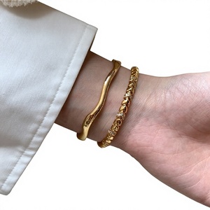 Conjunto de Brazaletes Modernos para Mujer, Chapados en Oro, Diseño Ondulado y Geométrico con Circonitas - Product Image 2