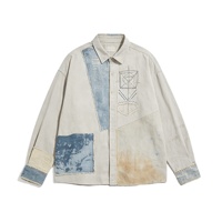 Chemise en denim épais délavé style vintage, effet vieilli, effet pulvérisé, streetwear, délavé soleil, avec empiècements et broderie géométrique