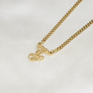 สร้อยคอชื่อสั่งทำ ชุบทอง 18K ตัวอักษรภาษาอังกฤษโบราณแบบกำหนดเอง พร้อมสร้อยคิวบันสีทอง สำหรับผู้หญิงและผู้ชาย - Product Image 4