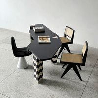Bureau triangulaire en bois massif noir et blanc, design italien créatif, moderne et simple, pour usage domestique ou en villa.