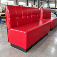 Banquette de restaurant commerciale en cuir PU rouge avec dossier capitonné à grille, idéale pour café, bar, boîte de nuit, avec base noire