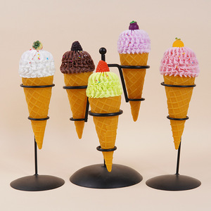 Juguete de máquina de garras con cono de helado de crema de frutas simulada, decoración para tienda de té con leche, helado simulado con efecto de onda - Product Image 1