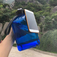 Bouteille d'eau personnalisée avec logo, 2,2 L, grande, en plastique, 100 % sans BPA, écologique, prix usine OEM, demi-gallon, avec bec verseur, pour équipes sportives et entreprises
