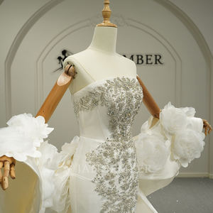 Robe de mariée sirène de luxe en satin Gt26003 avec appliques de roses 3D spectaculaires et traîne cathédrale détachable Jancember - Product Image 2