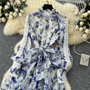 Vestido largo maxi para mujer con estampado floral, ribete de encaje, cuello alto y lazo en la cintura, con dobladillo ondulado. - Product Image 6
