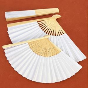 พัดไม้ไผ่รักษ์โลก แกะสลักและเพ้นท์ลายศิลปะพื้นบ้าน พัดพับพกพาสะดวก เหมาะสำหรับเป็นของขวัญทางธุรกิจ งานเลี้ยง งานแต่งงาน ลายดอกไม้สวยงาม - Product Image 2