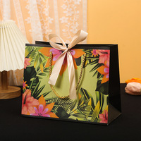 Collection de sacs cadeaux botaniques sophistiqués A1 avec motifs floraux et oiseaux, nœuds en satin superposés, poignées tressées et ensemble de tailles