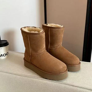 批发雪地靴女式名牌运动鞋 Uggs 原创设计师鞋 皮革羊毛保暖棉靴 Uggly - Product Image 4