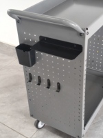 Chariot de rangement mobile en métal avec panneau perforé, poignée et roues, chariot utilitaire pour atelier et garage