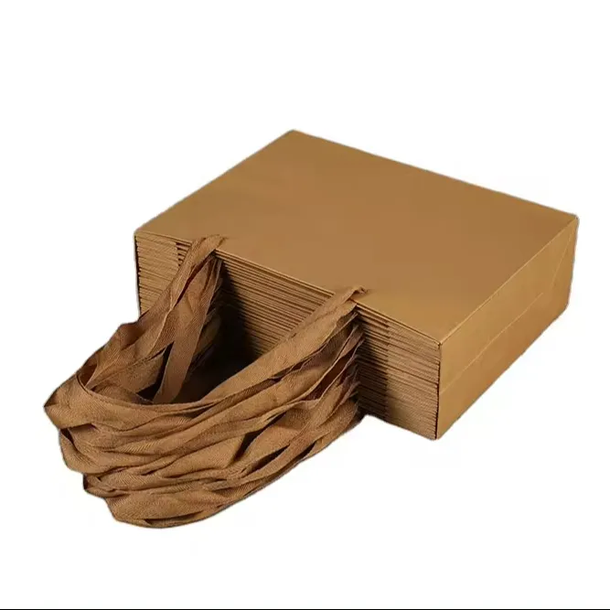 حقائب ورقية بنية بشعار مطبوع مخصص مزودة بيد مسك تصلح لتوصيل الطعام في المنتجات الجاهزة وإعطاء الهدايا