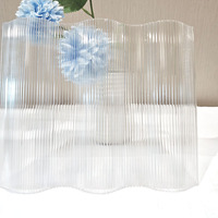 Panneaux de toiture en polycarbonate transparent ondulé pour hôtels modernes, idéaux pour les puits de lumière
