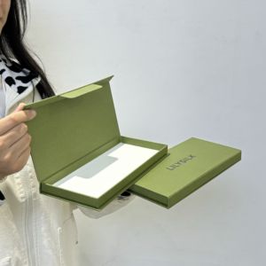 豪华定制标志设计硬质纸板纸磁性封口盖盒，用于礼品卡 - Product Image 3