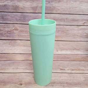 Botella de agua de plástico mate reutilizable de doble pared de 16 oz al por mayor, vaso delgado de acrílico con tapa y pajita, sin BPA, a granel - Product Image 2