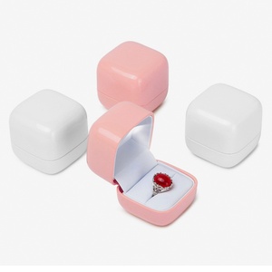 Boîte à bagues LED de luxe personnalisée avec logo, mini boîte à bagues carrée à LED multicolores pour présentation et emballage de bijoux - Product Image 2