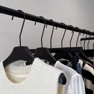 ไม้แขวนเสื้อพลาสติกแบบเต็มความกว้างไหล่ พร้อมโลโก้สั่งทำได้ - Product Image 4