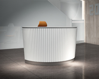 Bureau de réception d'hôtel moderne en bois sur mesure pour clinique, avec logo blanc, design commercial