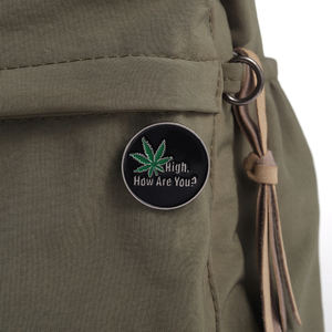 เข็มกลัดรูปใบยาสูบทรงกลม สไตล์พังก์ สีดำเคลือบเงา เหมาะสำหรับติดกระเป๋าเป้ หมวก และเสื้อผ้า - Product Image 2