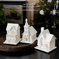 Élégante maison de Noël en bois pour l'hiver, maisons de village de Noël blanches, maisons de Noël en bois éclairées avec neige pour la décoration de table