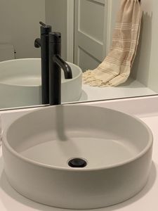 Lavabo Redondo Minimalista Moderno de Hormigón para Sobre Encimera, Fregadero de Cemento GFRC Impermeable para Baño, Fabricado en Vietnam - Product Image 2