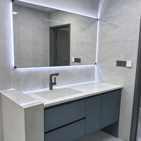 Meuble de salle de bain mural en PVC pour projet de rénovation avec miroir intelligent anti-buée et vasque en céramique
