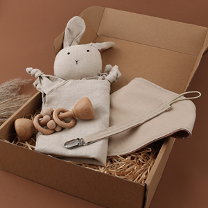 Caja <span class=keywords><strong>de</strong></span> regalo <span class=keywords><strong>para</strong></span> recién nacido, juego <span class=keywords><strong>de</strong></span> regalo <span class=keywords><strong>para</strong></span> bebé, Manta <span class=keywords><strong>de</strong></span> algodón <span class=keywords><strong>para</strong></span> bebé, <span class=keywords><strong>para</strong></span> la dentición babero, sonajero, hito, juguete <span class=keywords><strong>de</strong></span> madera, 4 juegos - Product Image 2