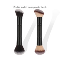 Pinceau double embout pour poudre libre avec poils en fibres synthétiques et manche métallique pour anticernes, contouring et highlighter – 1 pièce en stock