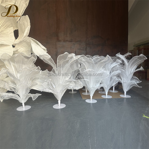 JINDA Decorazione per Matrimoni ed Eventi, Gigantesco Centrotavola Floreale Fatto a Mano in Organza di Seta Bianca - Product Image 5