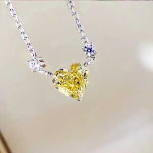Ciondolo Solitario con Diamante Giallo Taglio Cuore in Argento 925, Montatura a Griffe, Gioiello Raffinato Unisex per Uso Quotidiano Romantico - Product Image 1