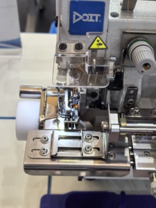 Machine à coudre industrielle à point plat à alimentation automatique DT EXT5114SL, robuste et de qualité supérieure - Product Image 4