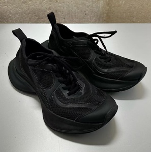 Zapatillas retro de malla a rayas grises y rosas para parejas, de la marca francesa de diseñador. Zapatos Oxford casuales con suela gruesa y elevada - Product Image 1