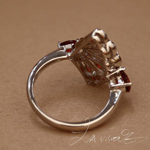 Bague vintage en argent 925 incrustée de grenat naturel et de saphir blanc synthétique, série Counterattack - Product Image 3