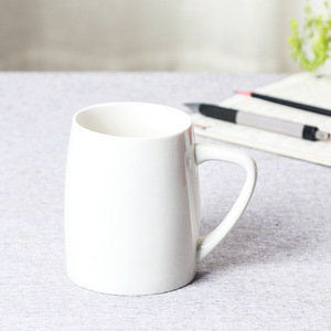 แก้วเซรามิกสีแดงล้วนพร้อมฝาและช้อนสำหรับดื่มชาหรือนมในออฟฟิศ - Product Image 4