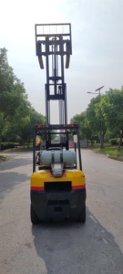 Chariot élévateur TCM d'occasion à GPL, économique et performant, pour charges de 3 tonnes, avec déplaceur latéral de 4,5 m, idéal pour la fabrication et la distribution - Product Image 2
